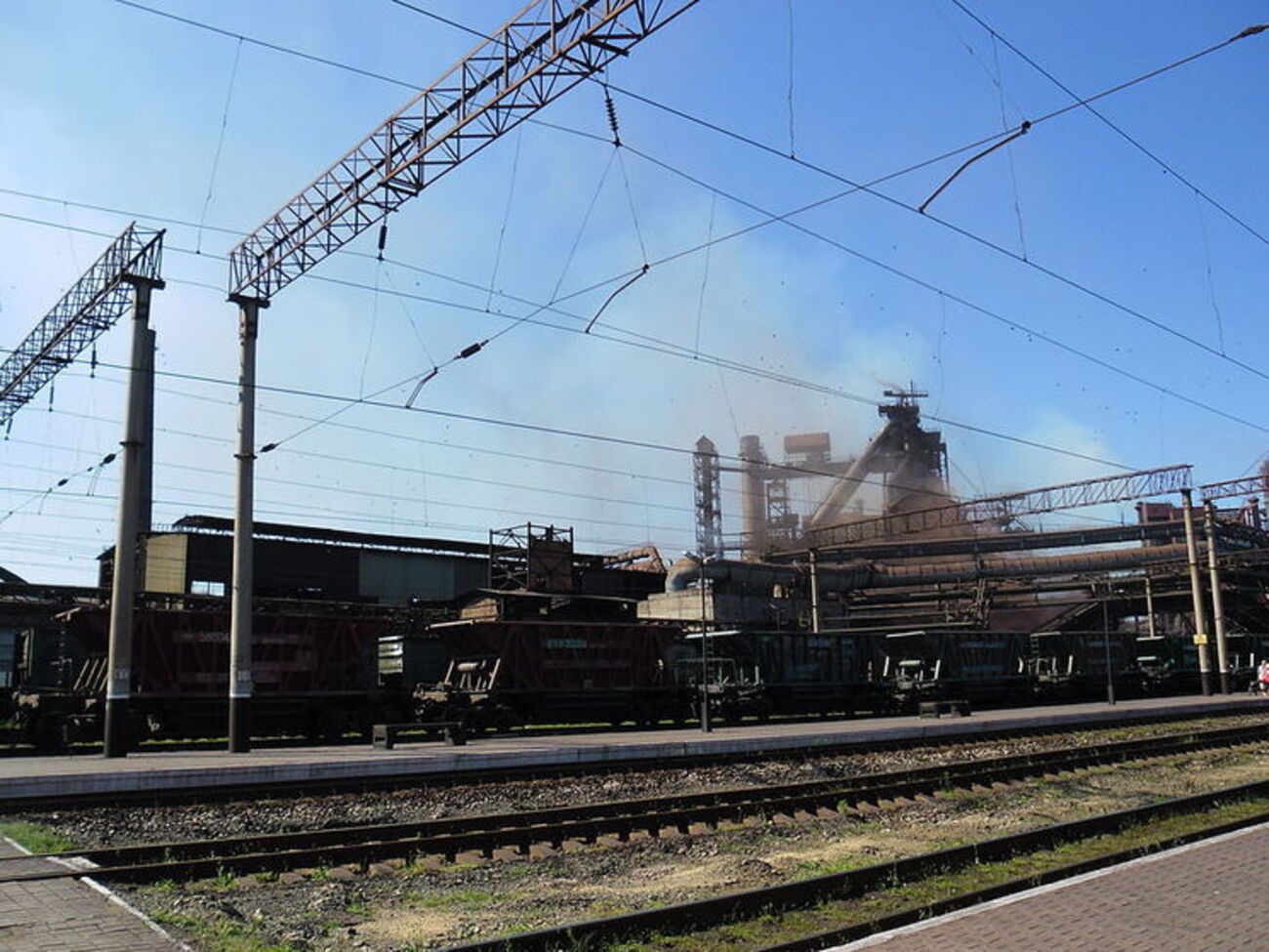 Работа комбината была остановлена в августе 2014 года вследствие боевых действий, через год производство возобновили