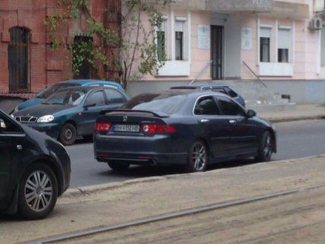 Владельца ружья и автомобиля, на котором скрылись подозреваемые, пока не задержали