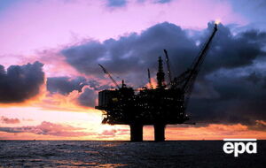 Нефть удерживается вблизи отметки в $50