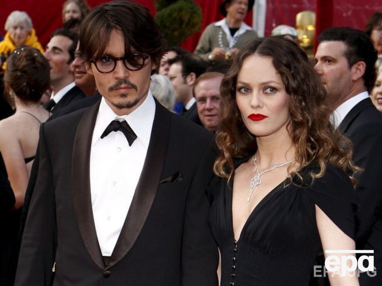 Паради заверила, что Депп никогда не поднимал на нее руку