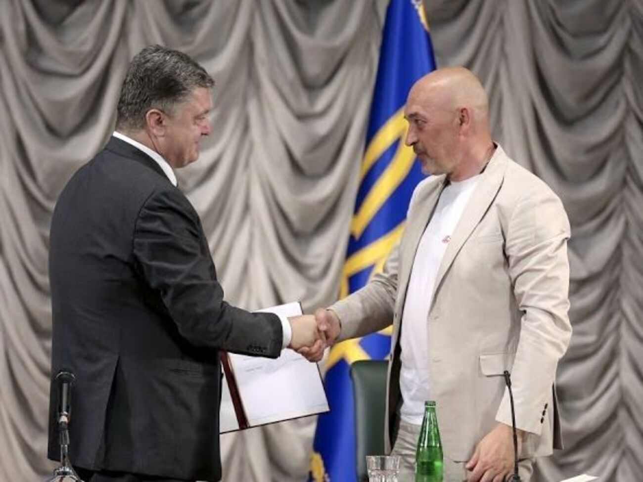 Тука (справа) заявил, что полной блокады Донбасса никогда не было