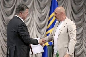 Тука (справа) заявил, что полной блокады Донбасса никогда не было