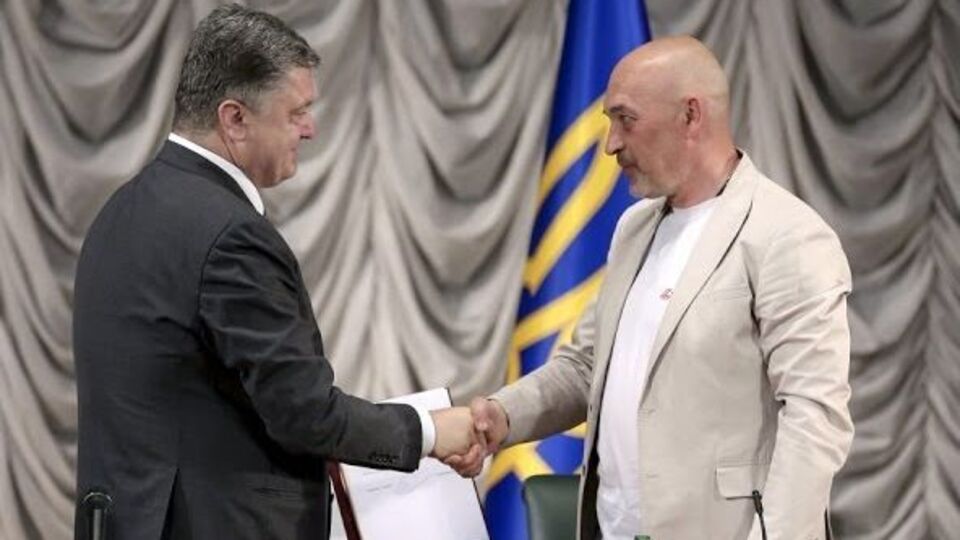 Тука (справа) заявил, что полной блокады Донбасса никогда не было