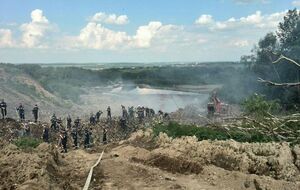 Около 300 спасателей пытаются найти своих коллег