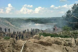 Около 300 спасателей пытаются найти своих коллег