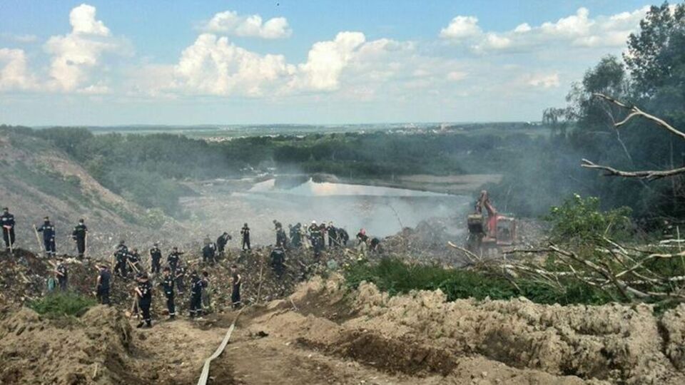 Около 300 спасателей пытаются найти своих коллег