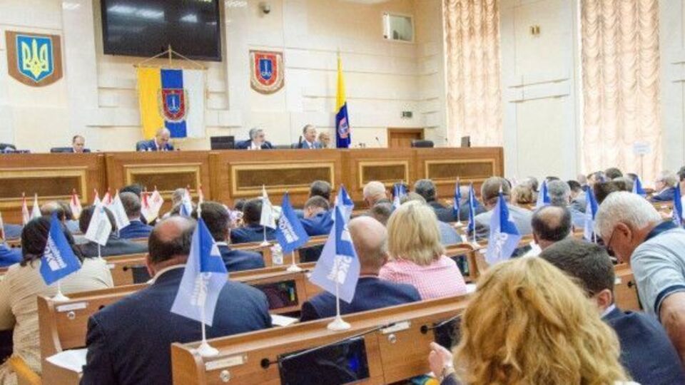 Больше всего голосов дали фракции "Батьківщина", "Доверяй делам" и Блок Петра Порошенко