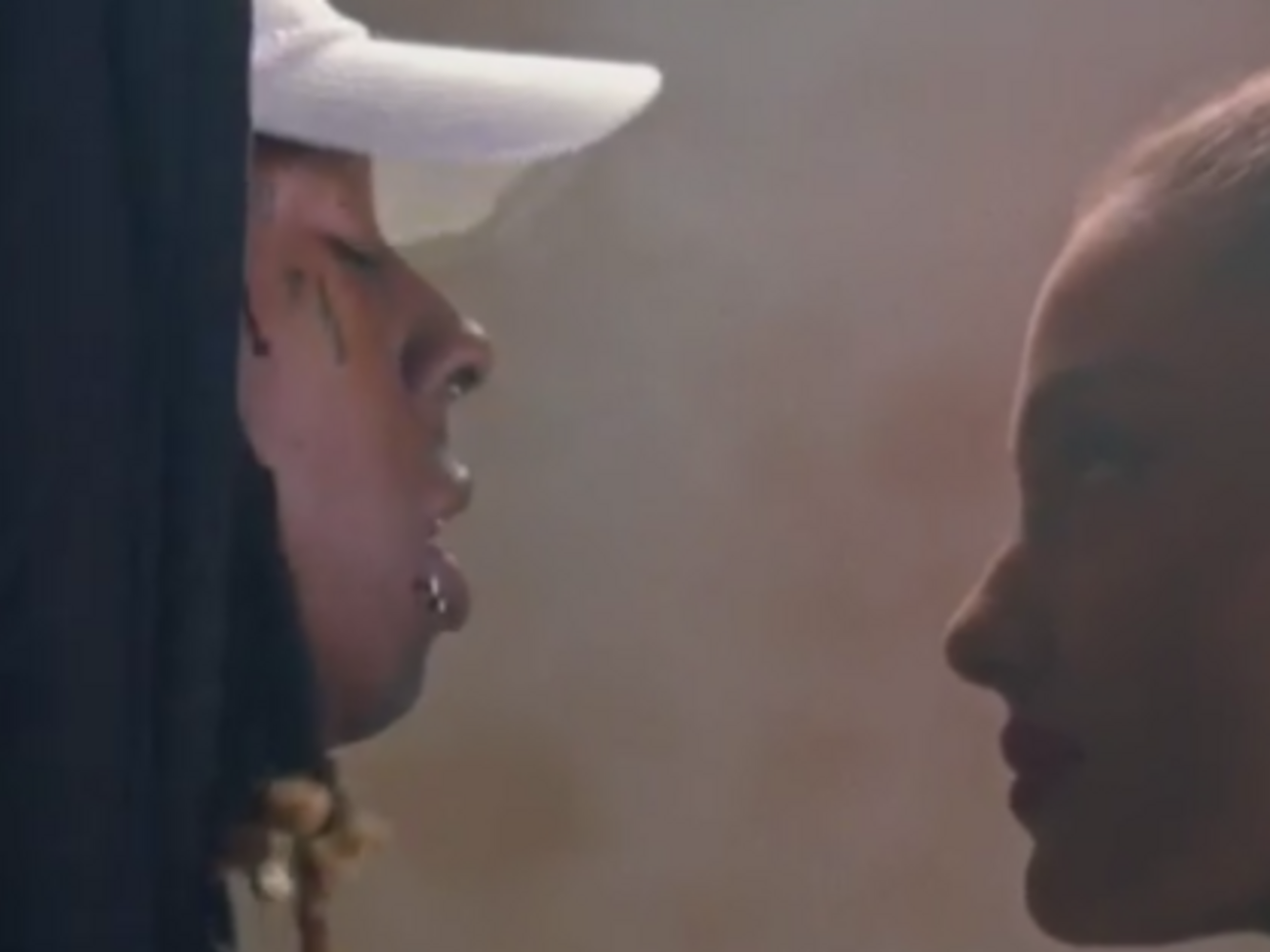 Клип снят на совместную песню&nbsp;Арианы Гранде и рэпера&nbsp;Lil Wayne