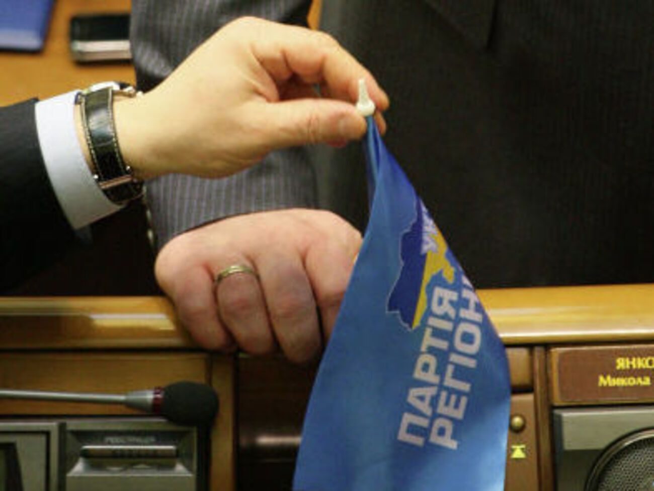 Нардеп от БПП Сергей Лещенко утверждает, что регионалы потратили более $66 млн "на партийные нужды" менее чем за шесть месяцев 2012 года