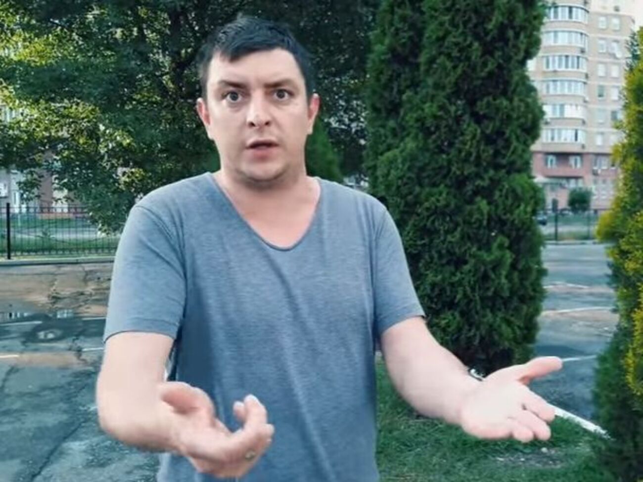 Петр Бампер:&nbsp;Заберите Ленина из мавзолея, привезите, положите на пляж, пусть человек лежит. Благодаря ему коммунисты подтянутся