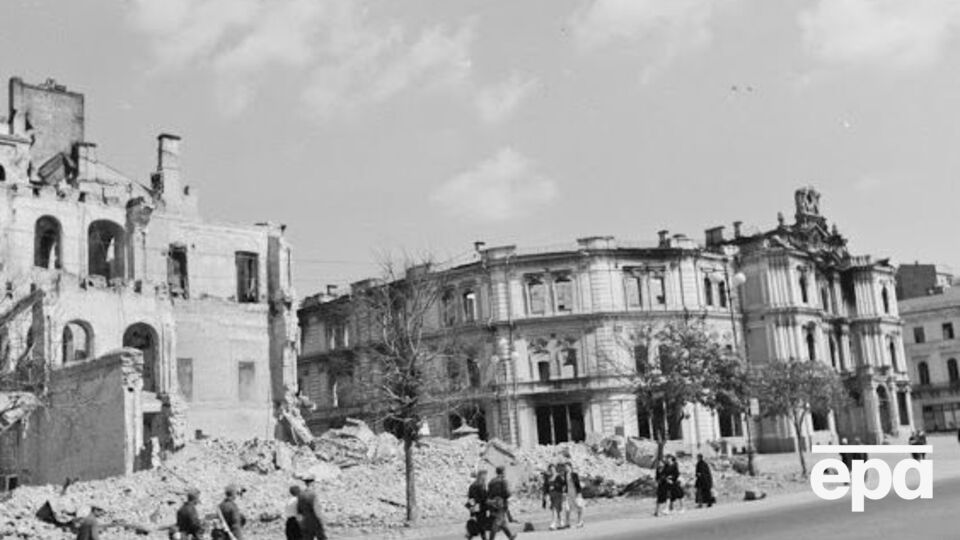Здание бывшей городской Думы на месте современного майдана Независимости, слева руины "Гранд Отеля"
