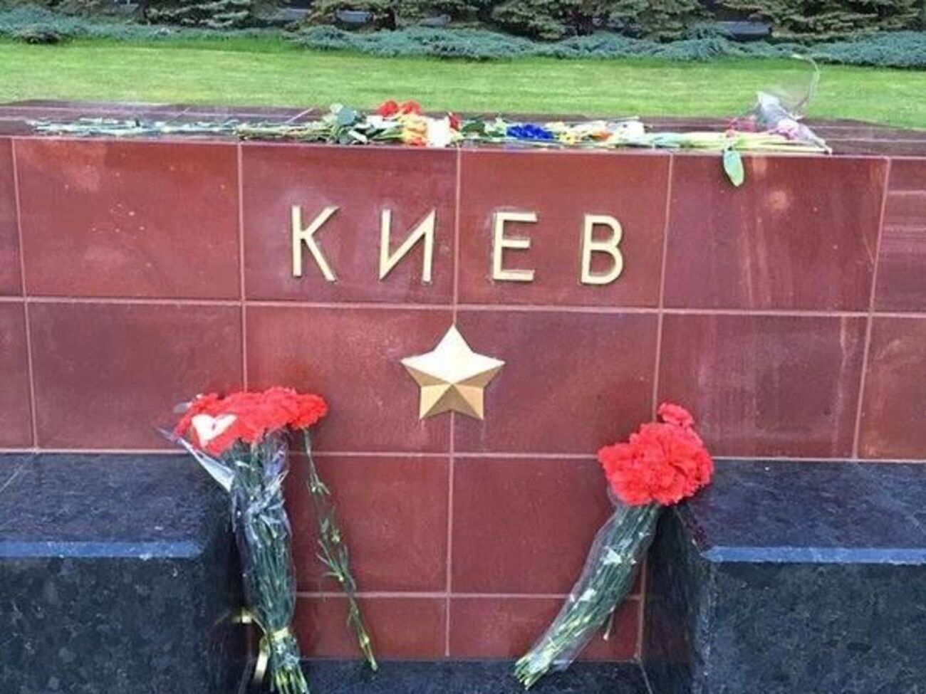 Стелу Киева у стен Кремля украсила не официальная корзина цветов, а букеты от граждан