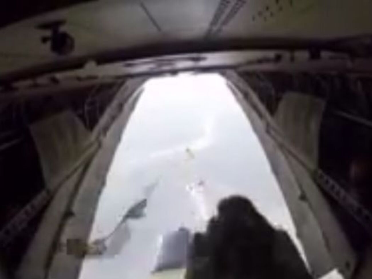 Сброс гуманитарной помощи с самолета