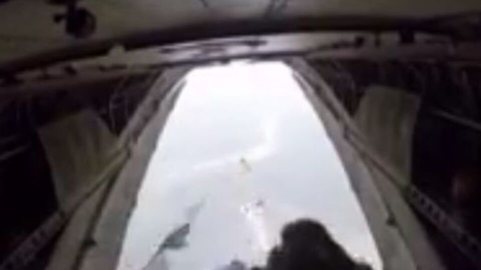 Сброс гуманитарной помощи с самолета