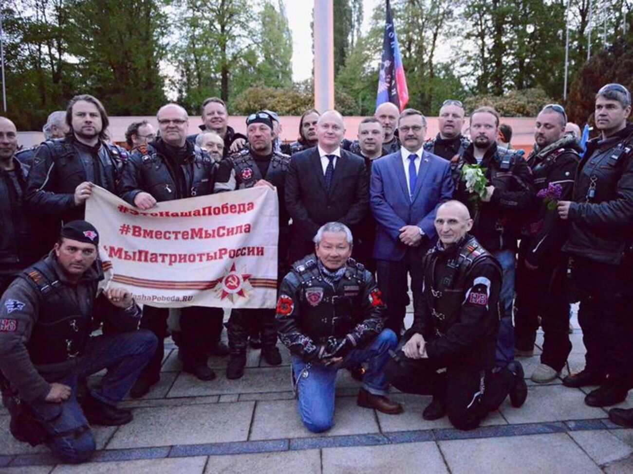 Михал Гашек (в черном костюме), Александр Будаев (в синем) возложили цветы к памятнику погибшим воинам Красной Армии в Брно