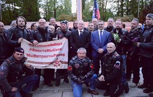 Михал Гашек (в черном костюме), Александр Будаев (в синем) возложили цветы к памятнику погибшим воинам Красной Армии в Брно