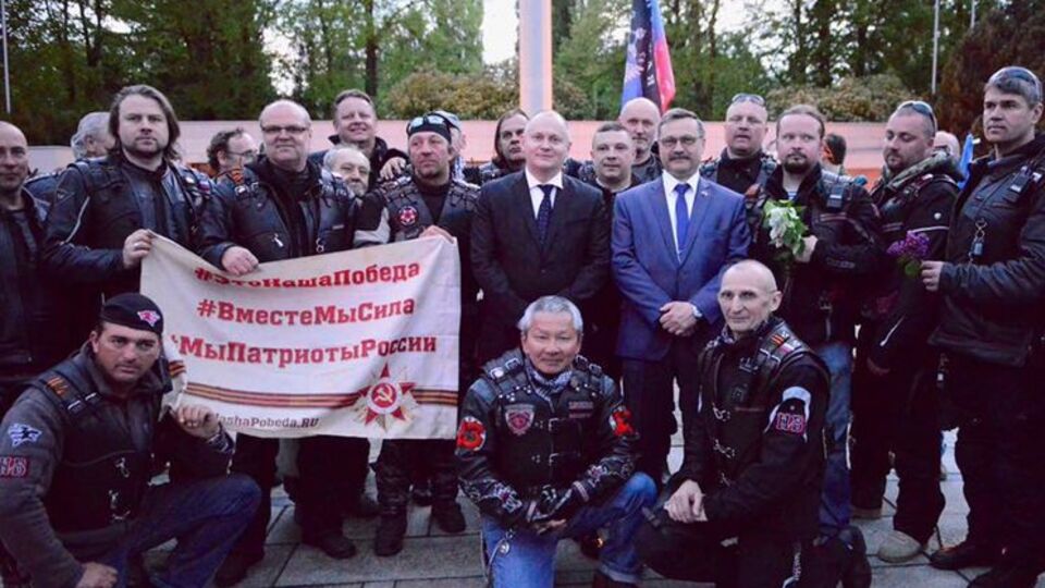 Михал Гашек (в черном костюме), Александр Будаев (в синем) возложили цветы к памятнику погибшим воинам Красной Армии в Брно