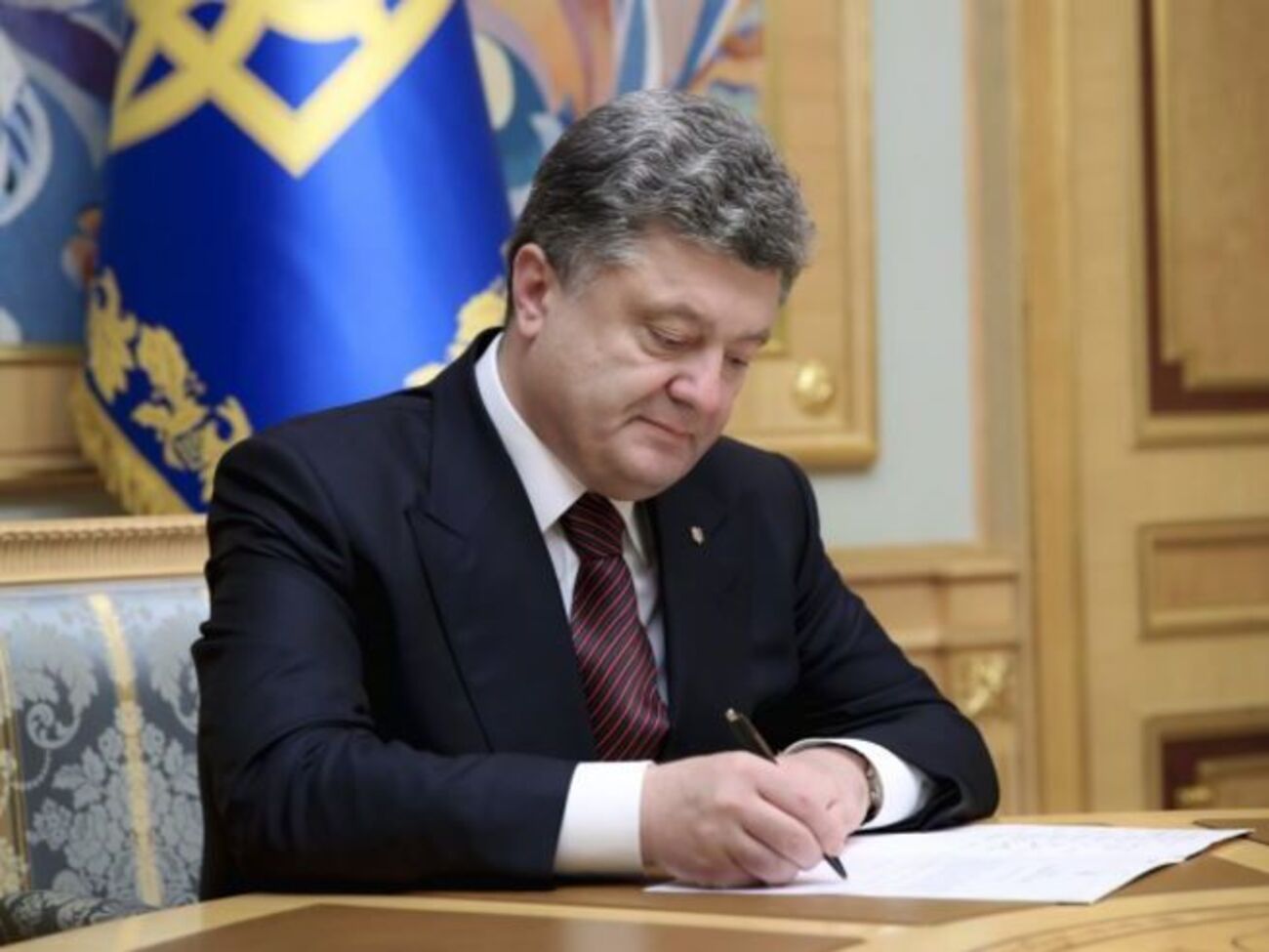 Порошенко продлил мораторий на выплату долга по российским евробондам