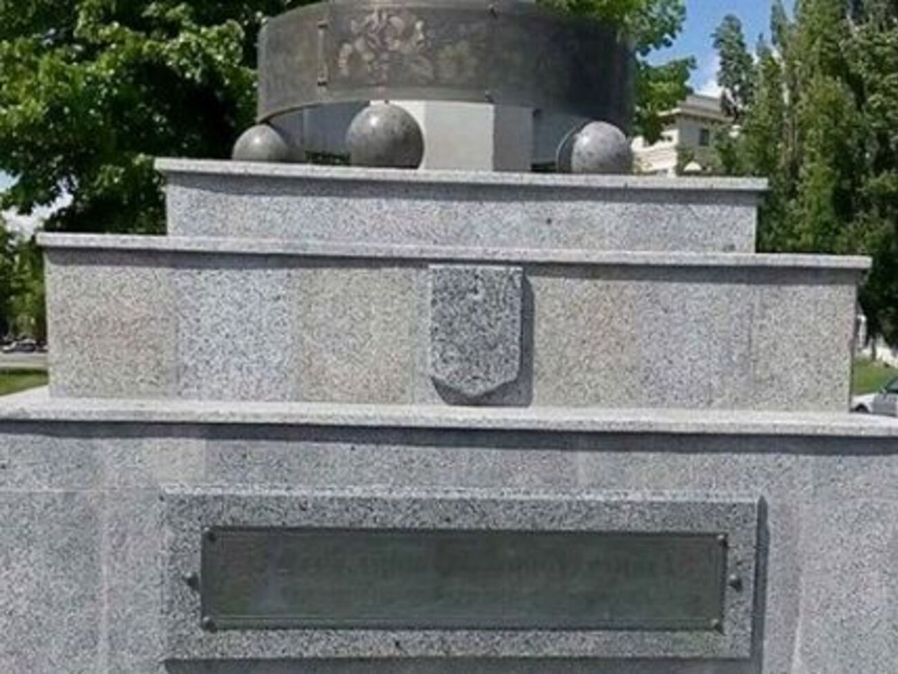 С постамента украли герб