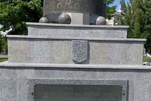 С постамента украли герб