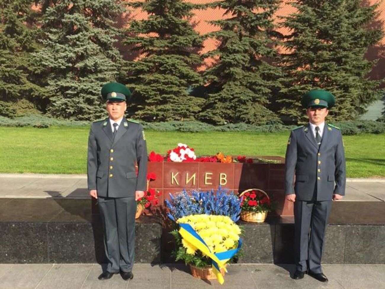 Посольство Украины само украсило стелу Киева у стен Кремля