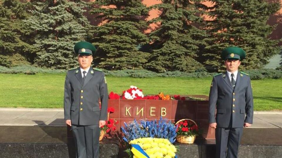 Посольство Украины само украсило стелу Киева у стен Кремля