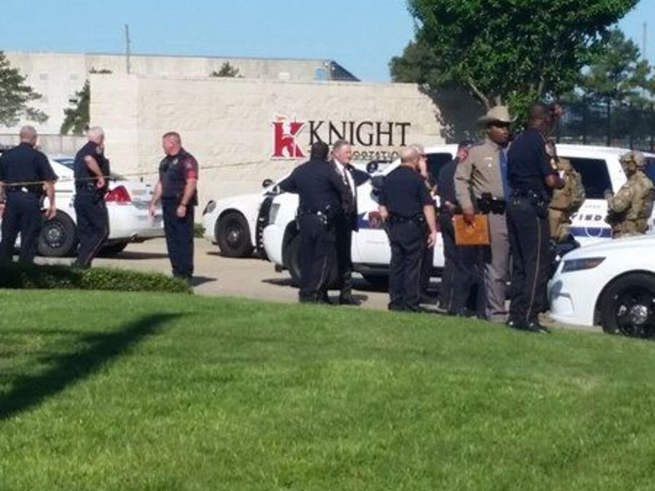 Полиция и спецназ у здания СТО, где произошла стрельба