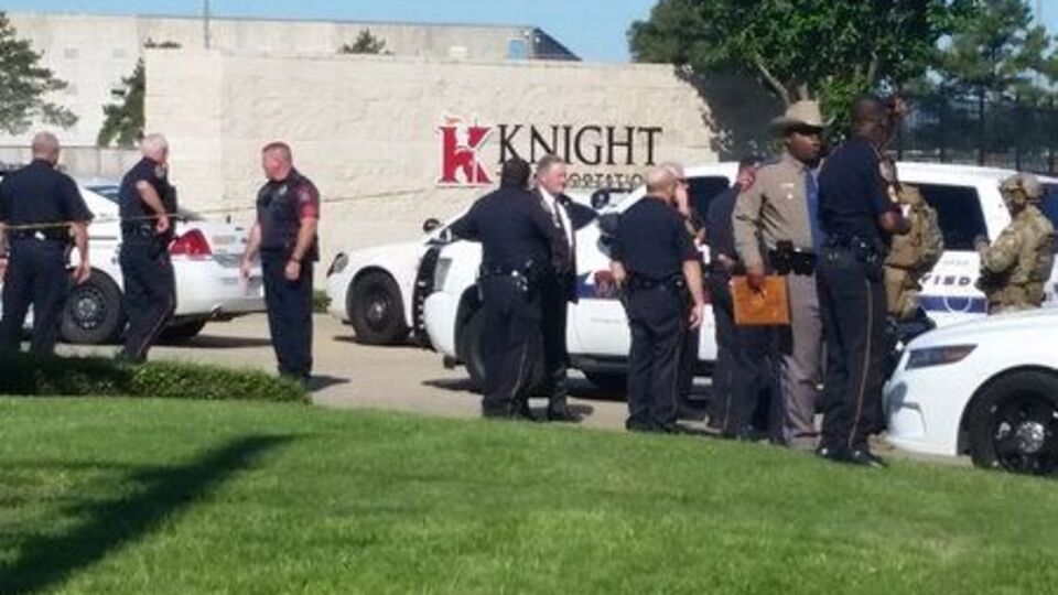 Полиция и спецназ у здания СТО, где произошла стрельба