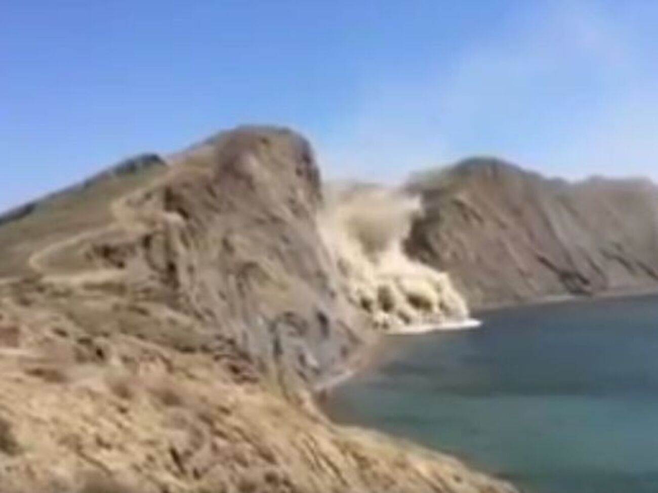 Мыс Хамелеон состоит из глинистых сланцев, которые легко подвержены разрушению