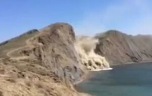 Мыс Хамелеон состоит из глинистых сланцев, которые легко подвержены разрушению