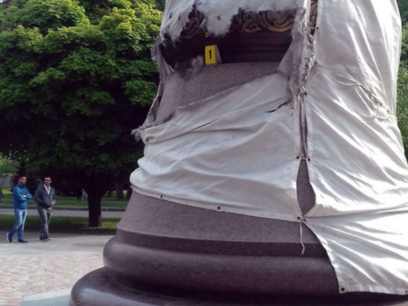 От постамента откололи кусок гранита