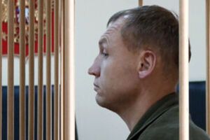 Представитель миссии Украины при НАТО Божок передает награду генералу Бридлаву