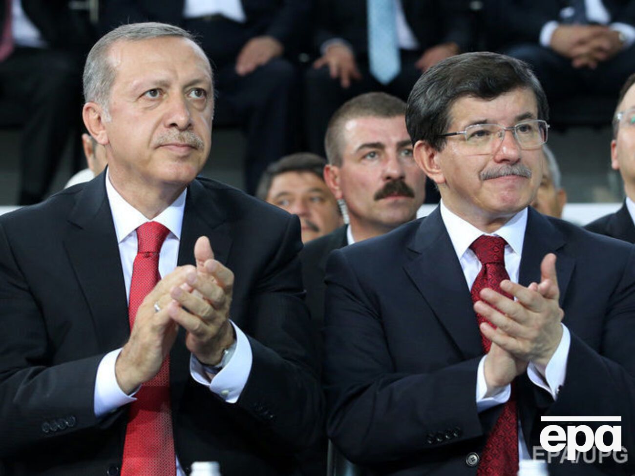 Ахмет Давутоглу (справа) может уйти в отставку на фоне противоречий с президентом Реджепом Эрдоганом
