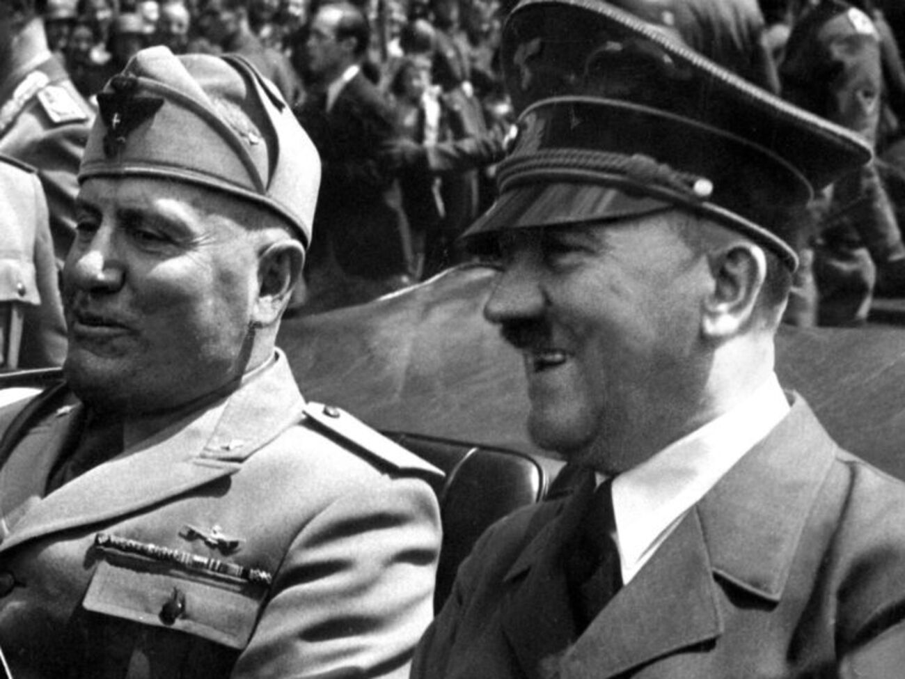 За фото с Муссолини и Гитлером грозит до трех лет тюрьмы