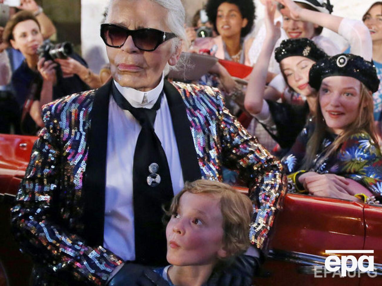 Лагерфельд прибыл на показ вместе с мальчиком-моделью Хадсоном Кроэнигом