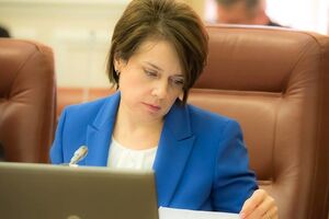 Гриневич заявила, что абитуриенты, как и раньше, смогут подавать до 15 заявлений на поступление на различные факультеты, но теперь не будет ограничено количество учебных заведений