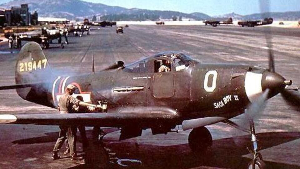 Американский истребитель Bell P-39 Airacobra периода Второй мировой войны. Половина всех выпущенных "кобр" – более 4500 машин – были поставлены в СССР