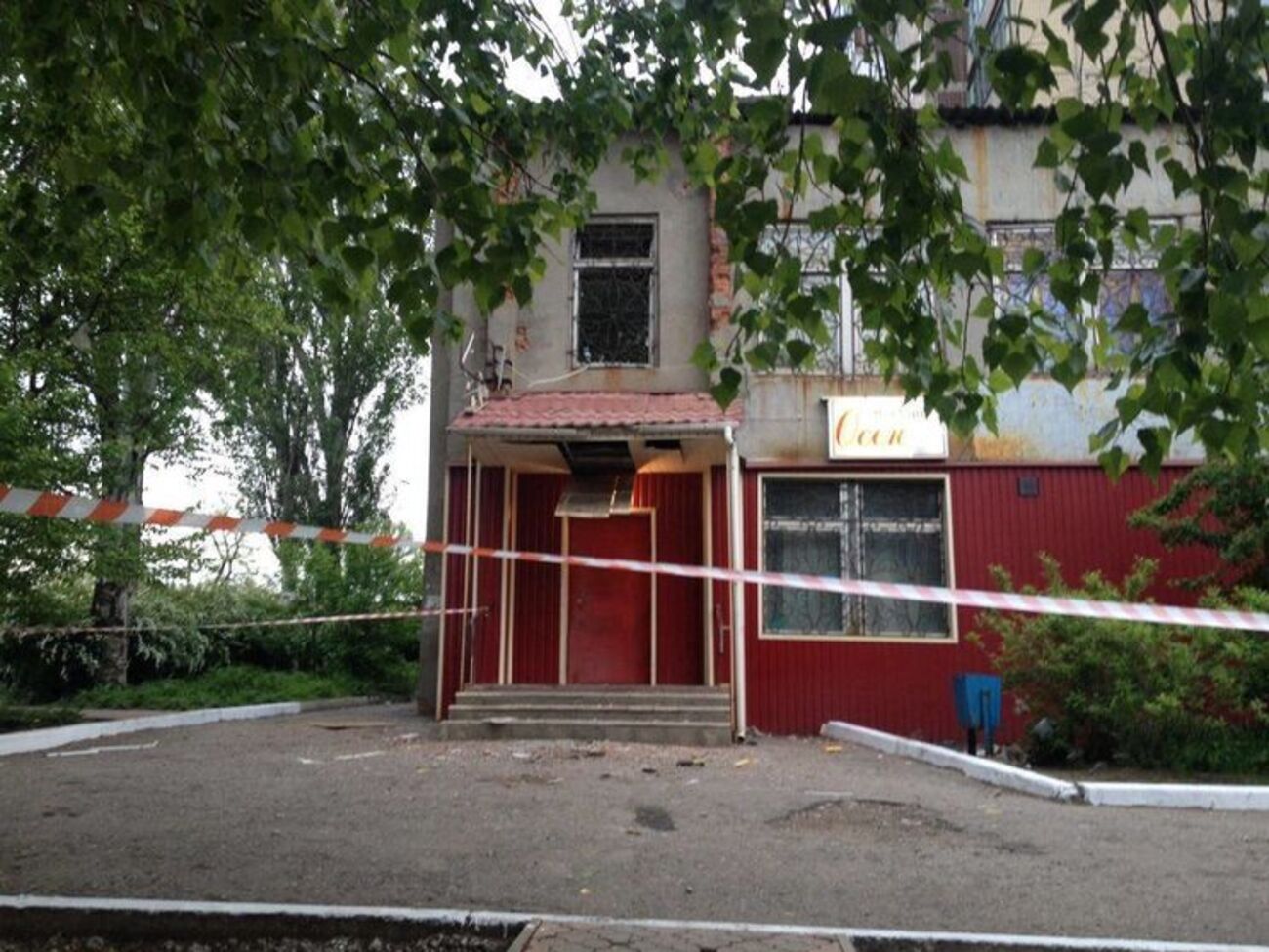 Двухэтажное здание, по которому стреляли, пристроено к девятиэтажному жилому дому
