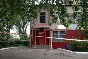 Двухэтажное здание, по которому стреляли, пристроено к девятиэтажному жилому дому