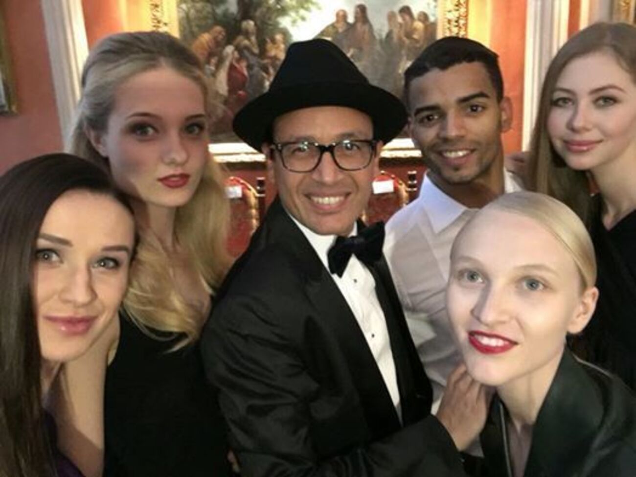 Омар Арфуш (в центре) и его жена Юлия (справа внизу) собрали гостей в своем доме