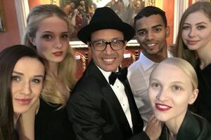 Омар Арфуш (в центре) и его жена Юлия (справа внизу) собрали гостей в своем доме