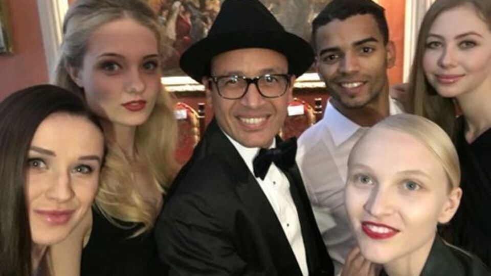 Омар Арфуш (в центре) и его жена Юлия (справа внизу) собрали гостей в своем доме