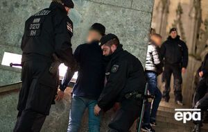 Полиция Кельна досматривает одного из подозреваемых в нападении