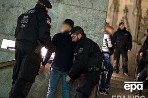 Полиция Кельна досматривает одного из подозреваемых в нападении