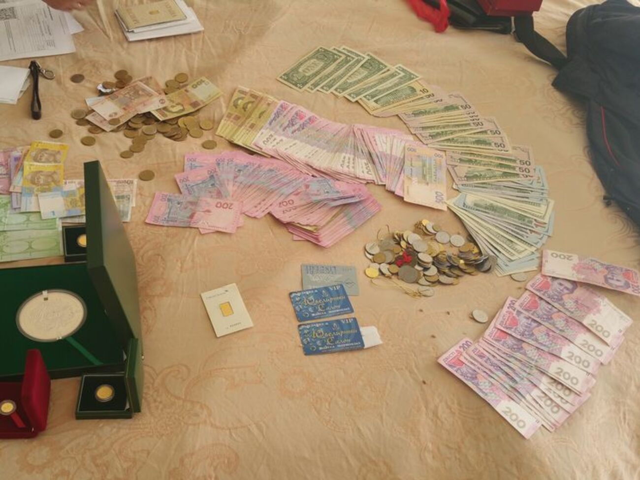 Во время обысков правоохранители изъяли около 60 банковских карточек, которые были оформлены на других людей