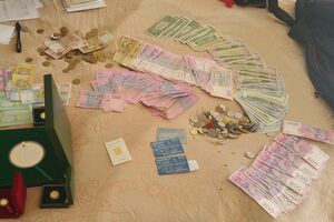 Во время обысков правоохранители изъяли около 60 банковских карточек, которые были оформлены на других людей