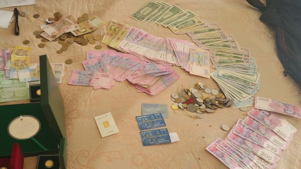 Во время обысков правоохранители изъяли около 60 банковских карточек, которые были оформлены на других людей