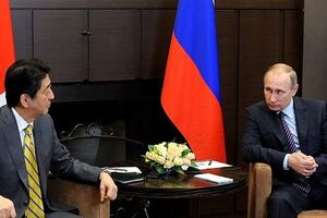 Японский премьер "интересовался ситуацией в Украине", на что российский лидер "дал подробные разъяснения"