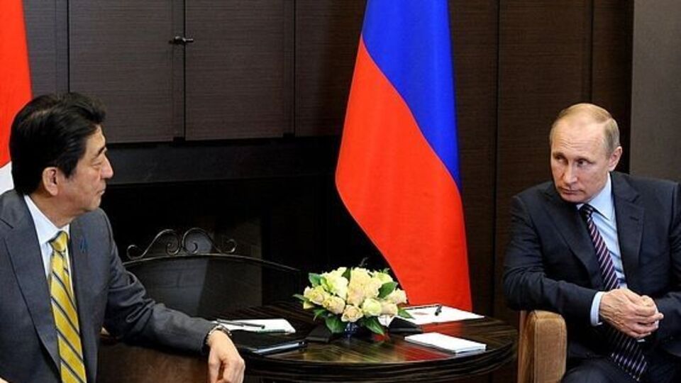 Японский премьер "интересовался ситуацией в Украине", на что российский лидер "дал подробные разъяснения"