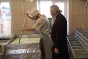 Оптинские монахи поделились технологией приготовления сыра "Камамбер"